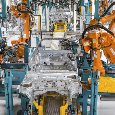 Robotit kokoavat autoja Uudenkaupungin tehtaalla.