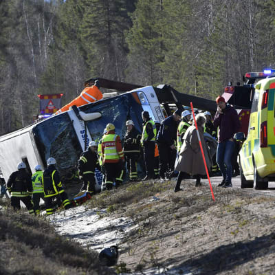 Pelastusviranomaisia Svegin ja Fågelsjön välillä sattuneella onnettomuuspaikalla Ruotsissa 2. huhtikuuta. 