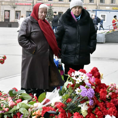 Ihmiset laskivat kukkia Sennajan metroasemalle Pietarissa 4. huhtikuuta. 