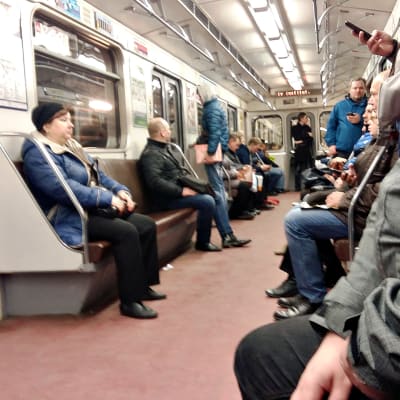 Pietari Tunnelma metrossa oli vakava junan ohittaessa terrori-iskun tapahtumapaikan.