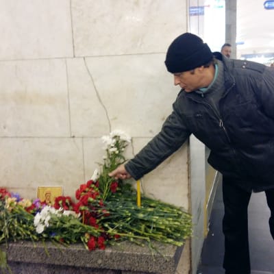 Juri Vinogradov ottaa osaa kuolleiden omaisten suruun.