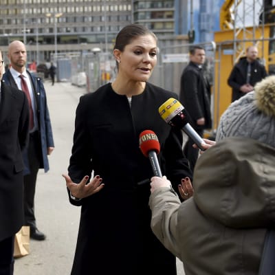 Ruotsin kruununprinsessa Victoria ja hänen puolisonsa prinssi Daniel vierailivat terrori-iskun kohteeksi joutuneella Drottninggatanilla lauantaina.