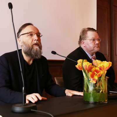 Venäläinen ideologi Aleksandr Dugin puhuu Johan Backmanin vierellä.