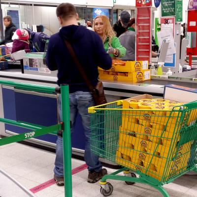 Venäläinen mies ostaa juustoa Lappeenrannan Prismassa.