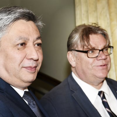 Kirgisian ulkoministeri Erlan Abdyldaev ja Timo Soini.