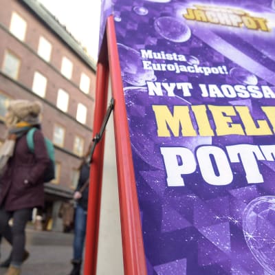 Eurojackpotin mainos Helsingissä.