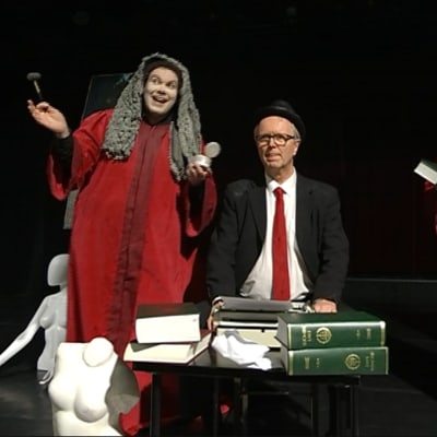 Hulvattomat tuomarit ja syyllinen Josef K. (Juha Karhu) Rovaniemellä esitettavässä näytelmässä Oikeusjuttu.