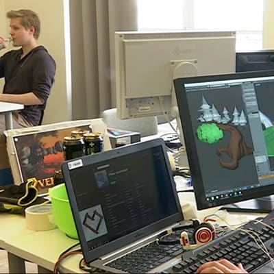 Pelialan opiskelijoita Oulu game Labissa.