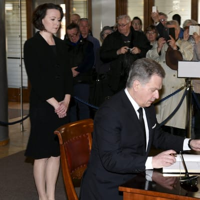 Presidentti Sauli Niinistö kirjoitti edesmenneen presidentti Mauno Koiviston surukirjaan tiistaina Presidentinlinnassa Helsingissä 16. toukokuuta 2017.