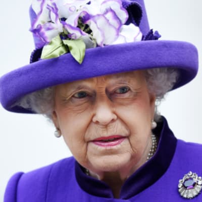 Elisabet violetissa hatussa, jossa samanvärisiä kukkakoristeita.