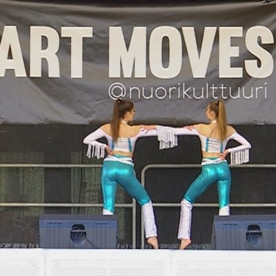 Kaksi tanssijaa Kansalaistorin lavalla Moves-tanssitapahtuman yhteydessä 26.5.2017.