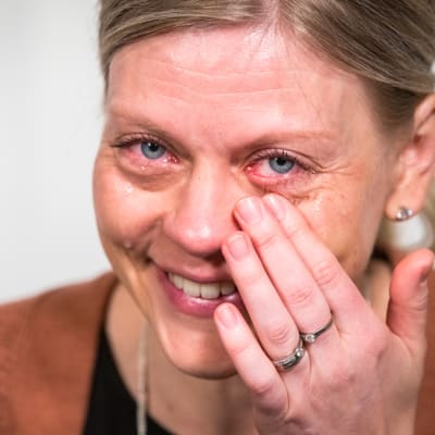 Itkevä ihminen.