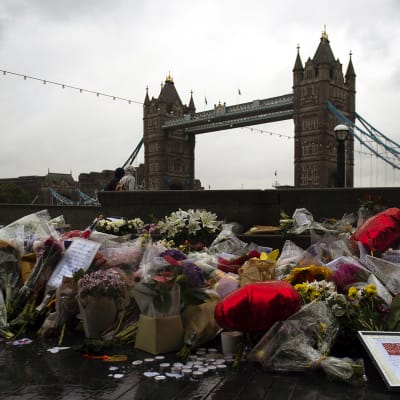 Kukkia London Bridgen edustalla Lontoossa.
