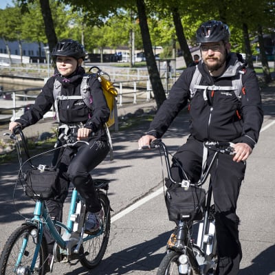 THL:n tutkijat Taina Siponen ja Pekka Taimisto pyöräilevät tutkimusreput selässään.