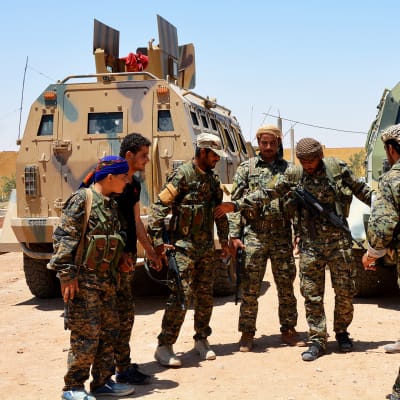 SDF:n kurditaistelijoita Al-Hazeeman kylässä Raqqan lähistöllä.