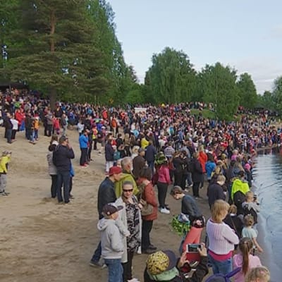 Rovaniemen juhannusjuhla Ounaskosken uimarannalla.