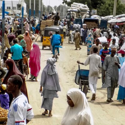 Nigerialaisia ostoksilla Maidugurin maanantai-markkinoilla 26. toukokuuta 2017. 