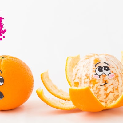 två mandariner med tecknade ansikten en ser chockad ut och har skalet på och den andra ser nöjd ut och är skalad