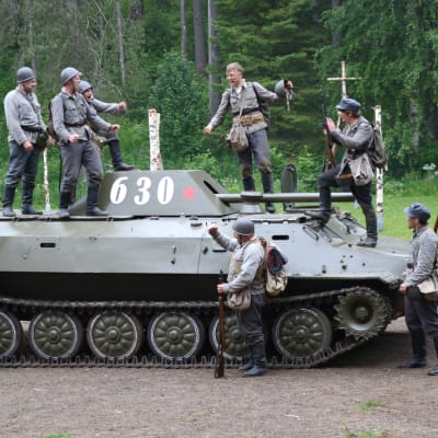 Kk-joukkue juhlii alikersantti Hietasen tuhoaman tankin päällä.