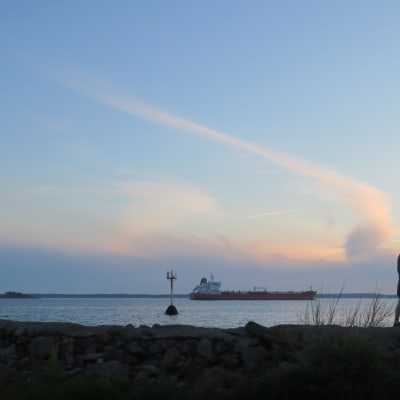 Rahtilaivoja lipuu yötäpäivää ohi Emäsalon luotsiaseman, joka sijaitsee Porvoon edustalla saaristossa.