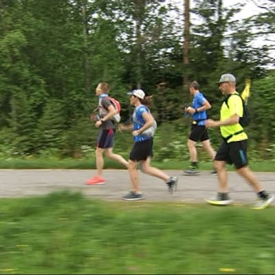 Suomi 100 -juoksijoita Rovaniemellä matkalla kohti Helsinkiä.