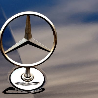 Mercedes Benzin merkki auton konepellissä.