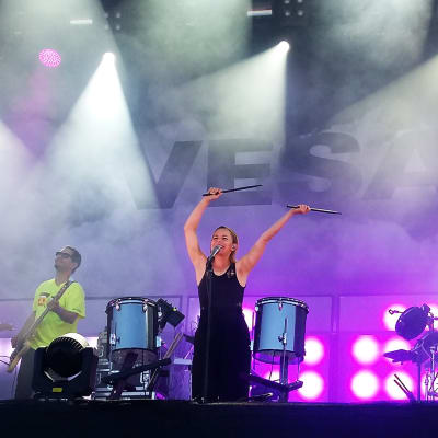 Paula vesala esiintyi Ilosaarirockissa sunnuntaina.
