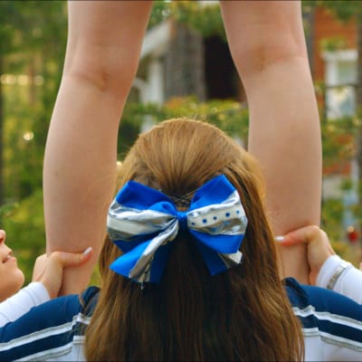 Rovaniemeläinen cheerleading-joukkue jäi jälleen kerran viimeiseksi. Määrätietoinen valmentaja puskee töitä voiton eteen.