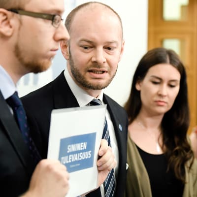 Simon Elo, Sampo Terho ja Tiina Elovaara kertoivat uuden yhdistyksen ja tulevan puolueen nimen joka on Sininen tulevaisuus 19.6.2017.
