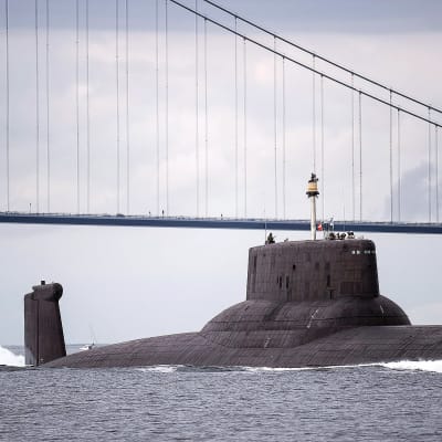  Ydinsukellusvene Dmitri Donskoi alittaa Juutinraumansillan Tanskassa.