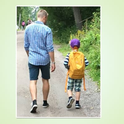 Mikko Kekäläinen kävelee poikansa kanssa kouluun