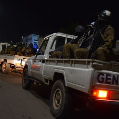 Burkina Fason poliisiviranomaiset ja sotilaat partioivat kaduilla iskun jälkeen Ouagadougoussa 13. elokuuta.