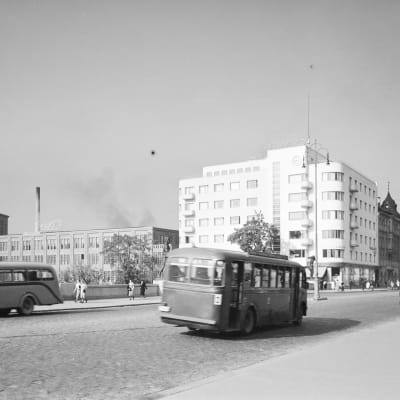 Liikennettä Hämeensillalla Tampereella 1940-luvun alussa. 