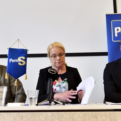 Perussuomalaisten kansanedustaja Juho Eerola, eduskuntaryhmän puheenjohtaja Leena Meri ja puheenjohtaja Jussi Halla-aho perussuomalaisten eduskuntaryhmän kokouksessa.