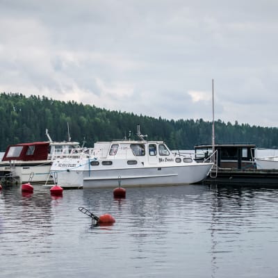 Veneitä Häyrylänranta campingin rannassa.