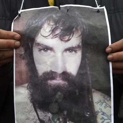 Mies pitelee käsissään julistetta, jossa on Argentiinassa kadoneen Santiago Maldonadon kuva. 