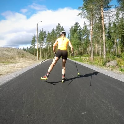 Jalasjärven Jalaksen ampumahiihtäjä Tiia-Maria Talvitie rullahiihtää uudella Kiuaskallion radalla.