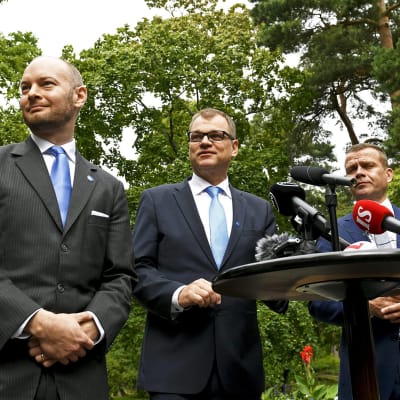 Ministerit Sampo Terho, Juha Sipilä ja Petteri Orpo budjettiriihessä Kesärannassa 30. elokuuta.