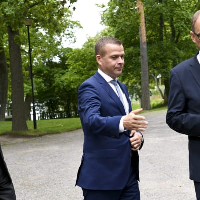 Ministerit Sampo Terho, Juha Sipilä ja Petteri Orpo budjettiriihessä Kesärannassa 30. elokuuta.