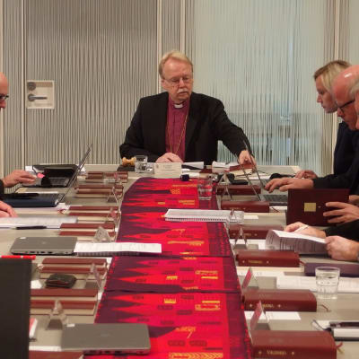 Arkkipiispa Kari Mäkinen avaa piispankokousta.