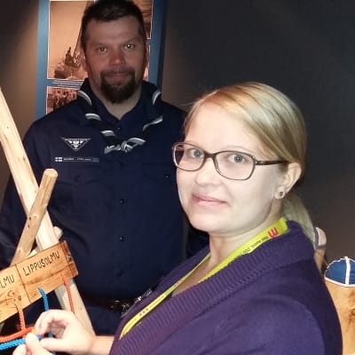 Saija Pietiläinen kokeilee solmujen tekoa. Jani Seppälä seuraa vierestä.