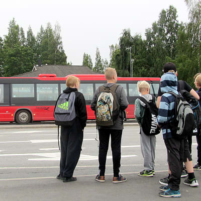 Ensimmäiset kokeilut peruskoululaisten maksuttomasta liikenteestä tehtiin jo vuonna 2017. Kuvassa koululaiset odottavat bussia Mikkelissä. Arkistokuva.
