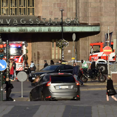 Pelastuslaitoksen yksiköitä Helsingin päärautatieaseman edessä 6. syyskuuta