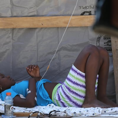 Koleran oireista kärsivää naista hoidettiin Haitilla 13. lokakuuta 2016. 