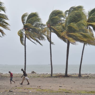 Ihmisiä Cap-Haitienin rannalla Haitilla ennen hurrikaani Irman tuloa 7. syyskuuta. 