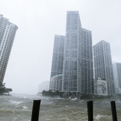 Myrsky piiskaa Miami-jokea kaupungin keskustassa.
