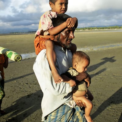 Myanmarista Bangladeshiiin saapuvia rohingya-pakolaisia Naf-joen rannalla