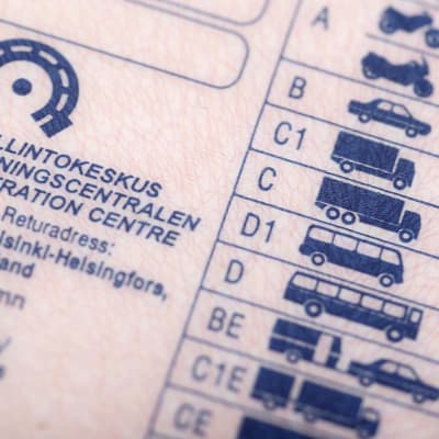 Lähikuva ajokortista, jonka takapuolella näkyy eri ajokorttiluokat.