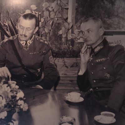  'Saksalaiskenraalit Nikolaus von Falkenhorst ja Valdemar Erfurth Mannerheimin kanssa kahvipödän ääressä. Erfurth istuu sotamarsalkan oikealla puolella.
