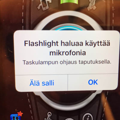 Kännykän näyttö, jossa Flashlight -niminen appsi haluaa käyttöoikeuden mikrofoniin.